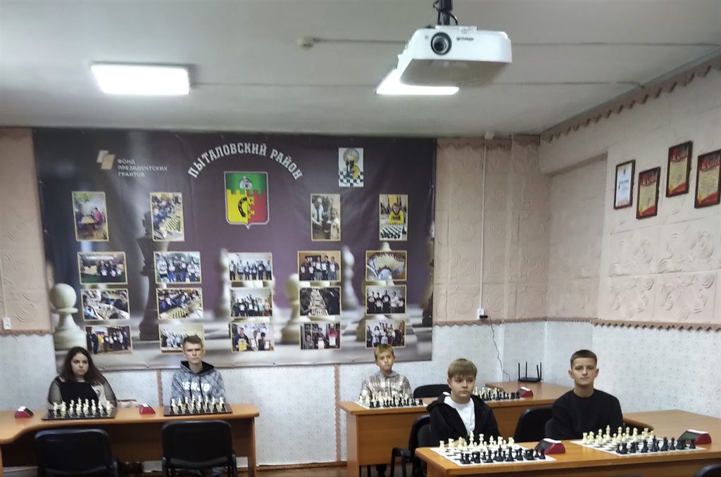 Современный шахматный клуб открылся в Пыталовском районе.